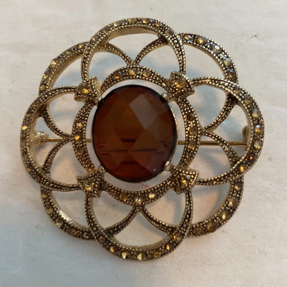 Vintage Monet Pin/Brooch Signed.    Tote P4 - Picture 2 of 4